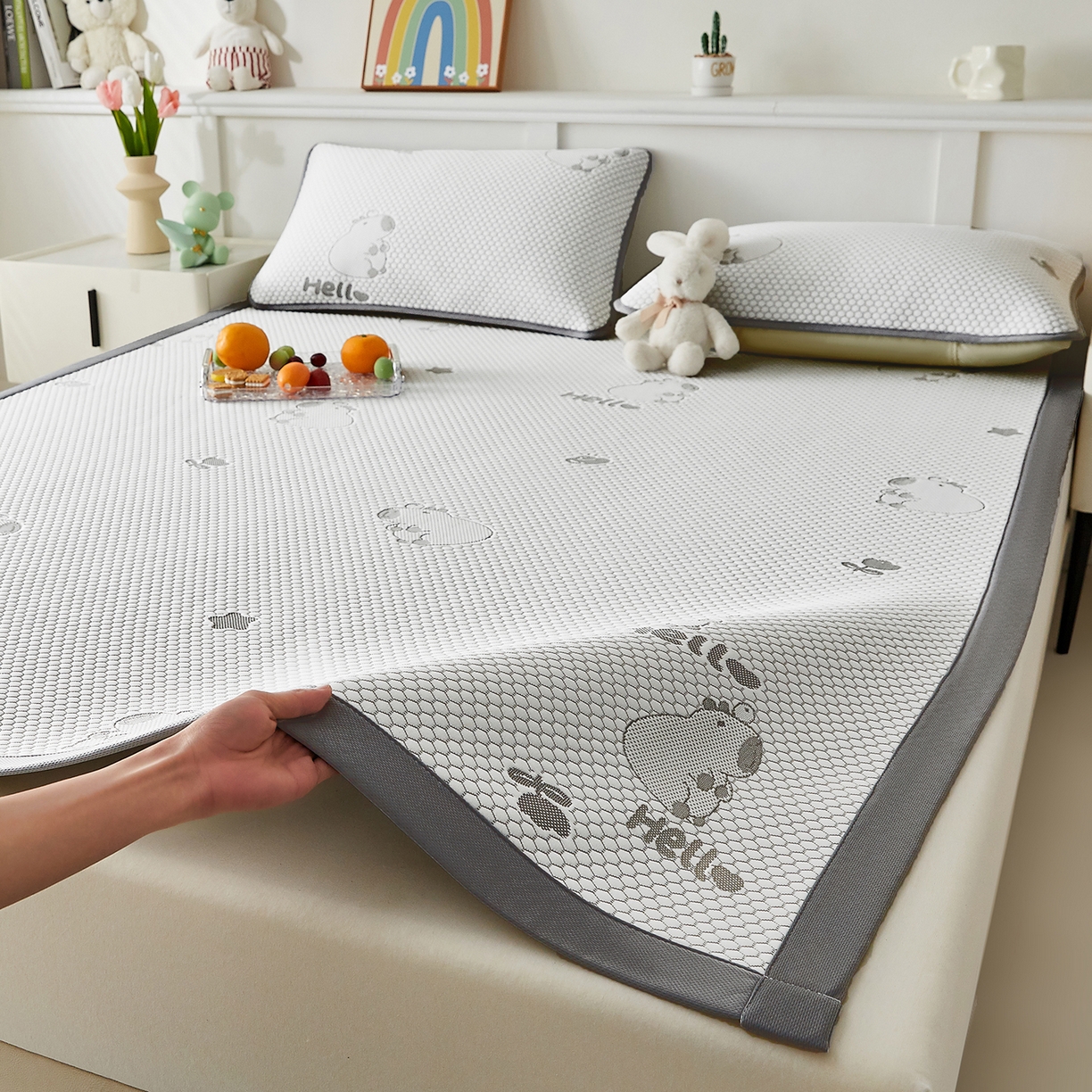 91家纺网 家纺一手货源 找家纺 奇丝雅 2026新款夏季A类冰豆豆凉席冰丝凉席家用冰丝席可机洗水洗单人学生宿舍上下铺寝室 卡皮巴拉-灰