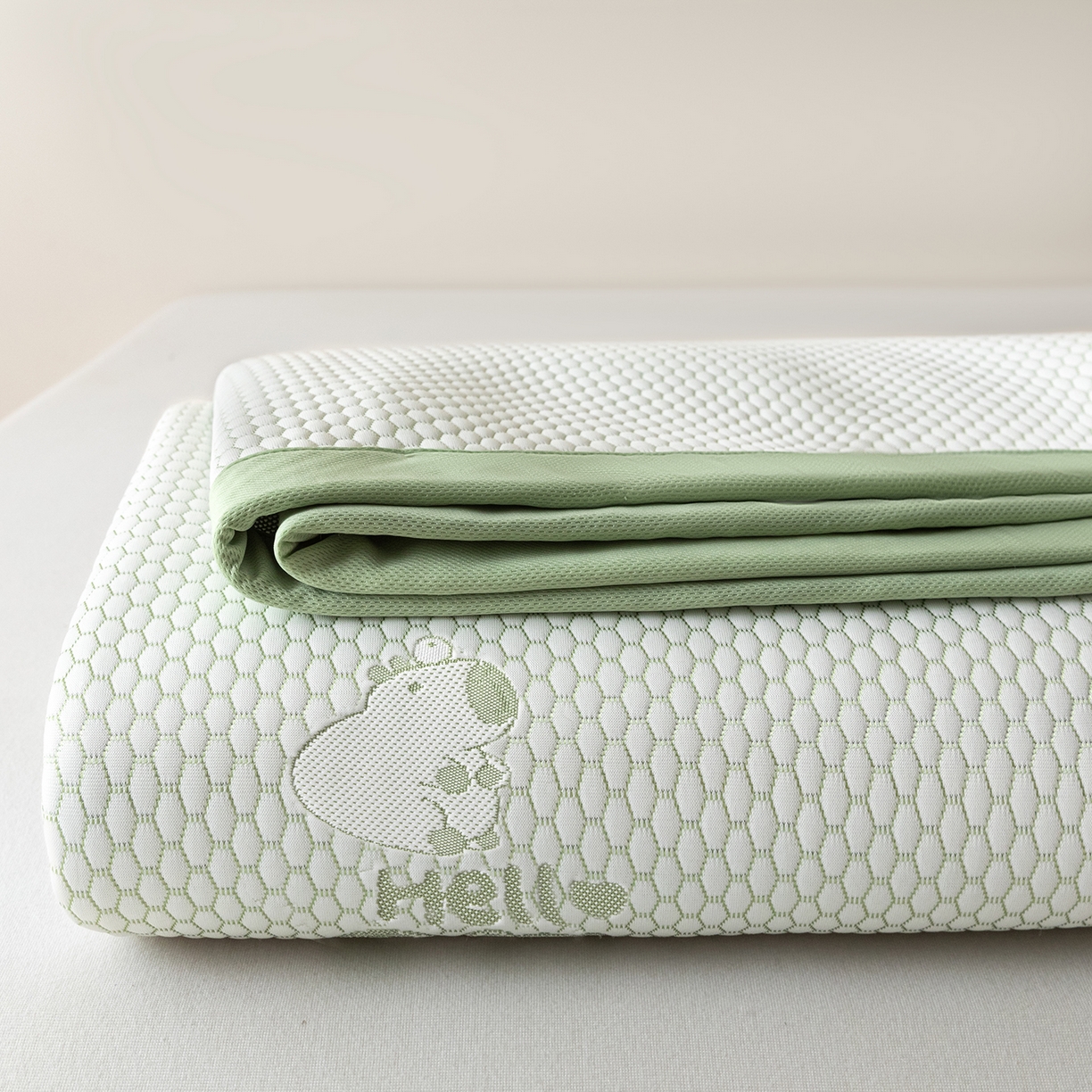 91家纺网 家纺一手货源 找家纺 奇丝雅 2026新款夏季A类冰豆豆凉席冰丝凉席家用冰丝席可机洗水洗单人学生宿舍上下铺寝室 卡皮巴拉-绿