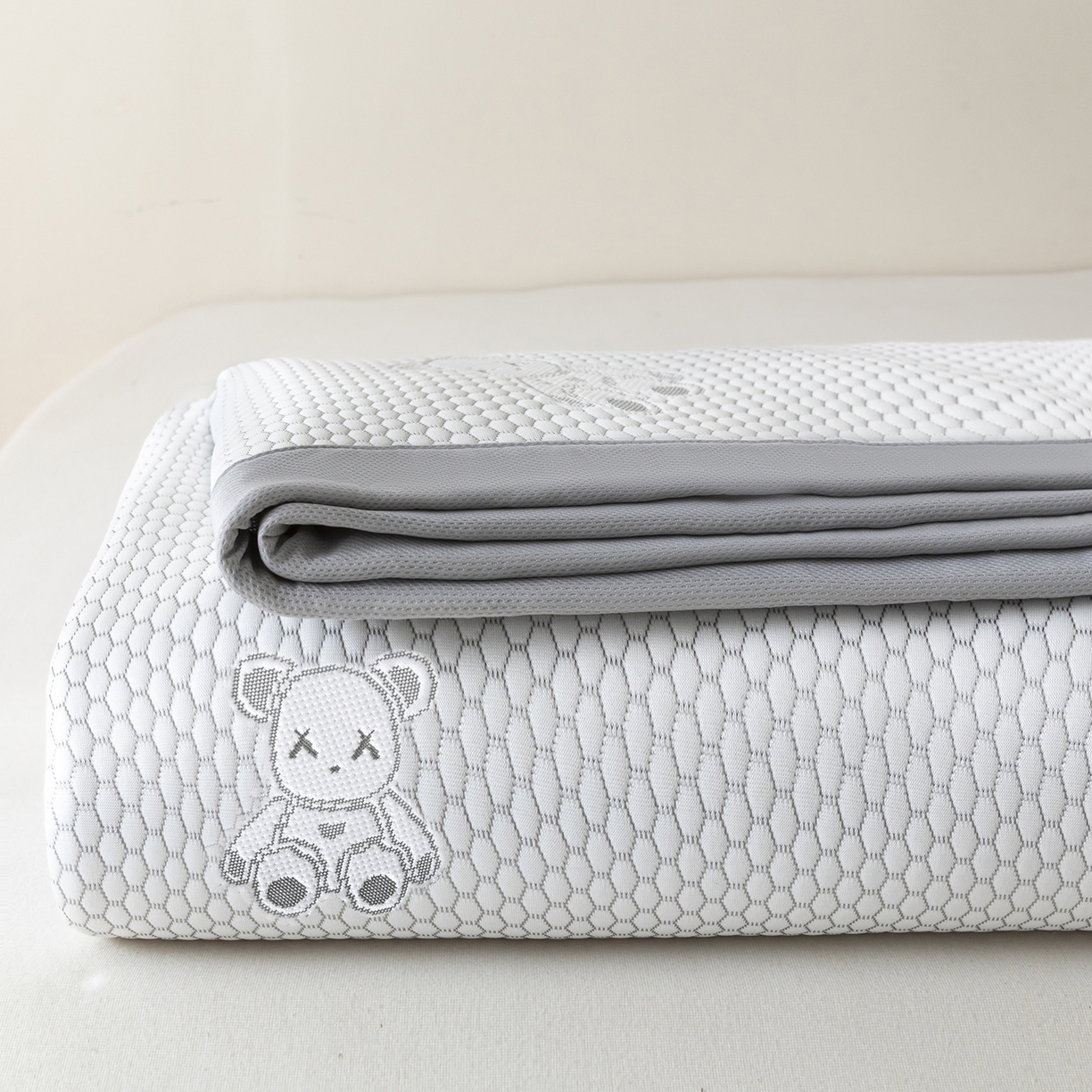 91家纺网 家纺一手货源 找家纺 奇丝雅 2026新款夏季A类冰豆豆凉席冰丝凉席家用冰丝席可机洗水洗单人学生宿舍上下铺寝室 抱抱熊-灰