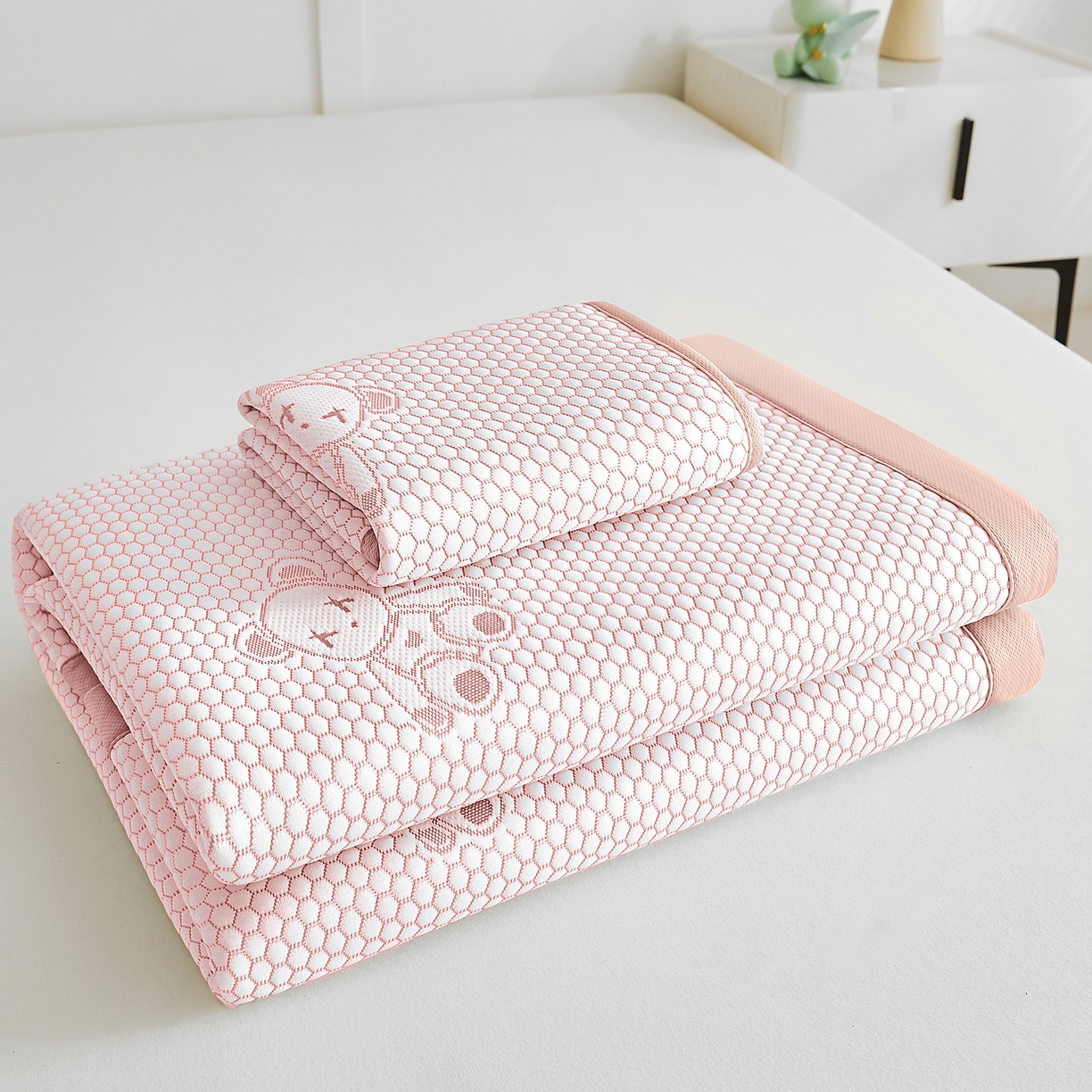 91家纺网 家纺一手货源 找家纺 奇丝雅 2026新款夏季A类冰豆豆凉席冰丝凉席家用冰丝席可机洗水洗单人学生宿舍上下铺寝室 抱抱熊-粉