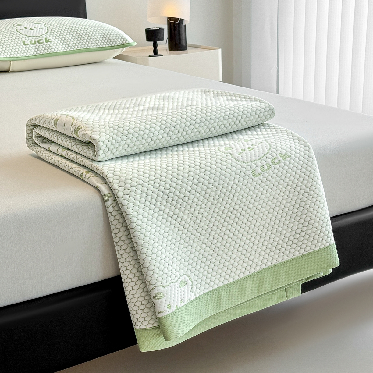 91家纺网 家纺一手货源 找家纺 奇丝雅 2026新款夏季A类冰豆豆凉席冰丝凉席家用冰丝席可机洗水洗单人学生宿舍上下铺寝室 小冰熊-绿