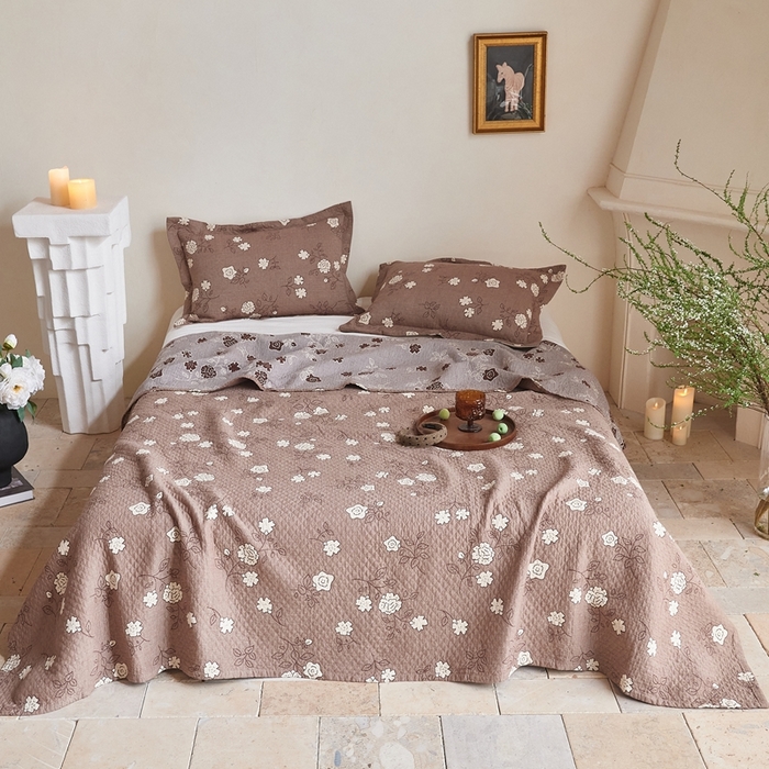 91家纺网 家纺一手货源 找家纺 沐瑟家纺 2026新款床盖三件套 木棉花-咖色