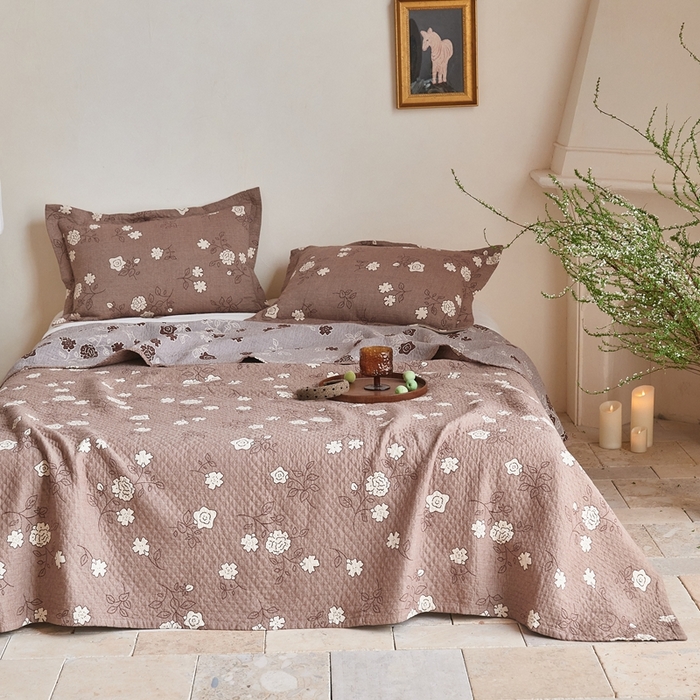 91家纺网 家纺一手货源 找家纺 沐瑟家纺 2026新款床盖三件套 木棉花-咖色