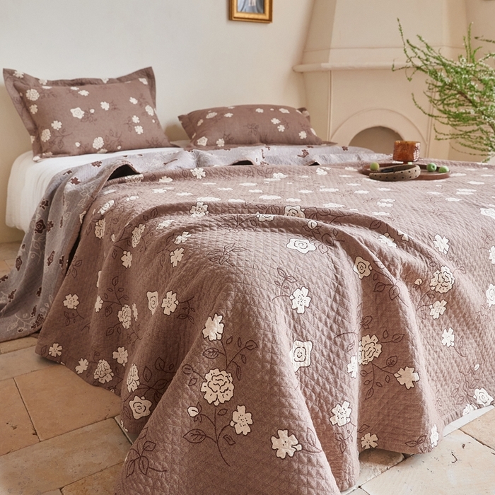 91家纺网 家纺一手货源 找家纺 沐瑟家纺 2026新款床盖三件套 木棉花-咖色