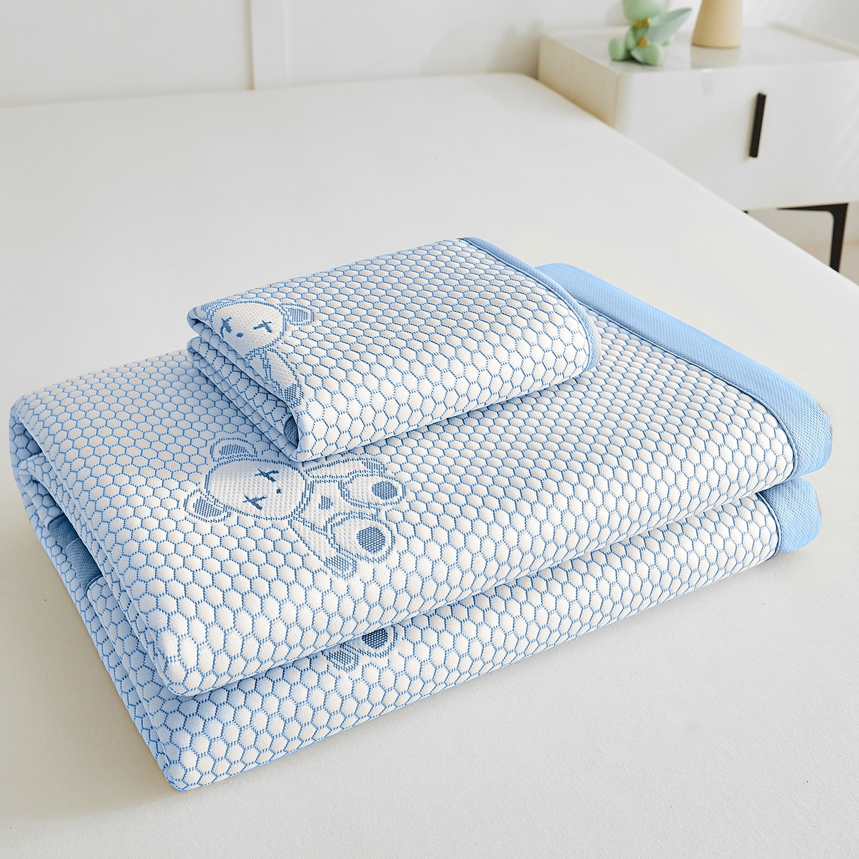 91家纺网 家纺一手货源 找家纺 奇丝雅 2026新款夏季A类冰豆豆凉席冰丝凉席家用冰丝席可机洗水洗单人学生宿舍上下铺寝室 抱抱熊-蓝