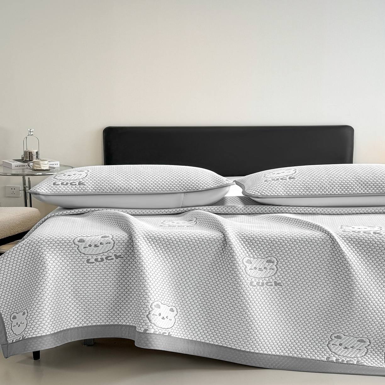 91家纺网 家纺一手货源 找家纺 奇丝雅 2026新款夏季A类冰豆豆凉席冰丝凉席家用冰丝席可机洗水洗单人学生宿舍上下铺寝室 小冰熊-灰