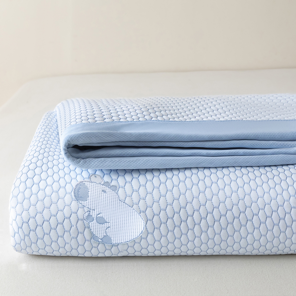 91家纺网 家纺一手货源 找家纺 奇丝雅 2026新款夏季A类冰豆豆凉席冰丝凉席家用冰丝席可机洗水洗单人学生宿舍上下铺寝室 卡皮巴拉-蓝