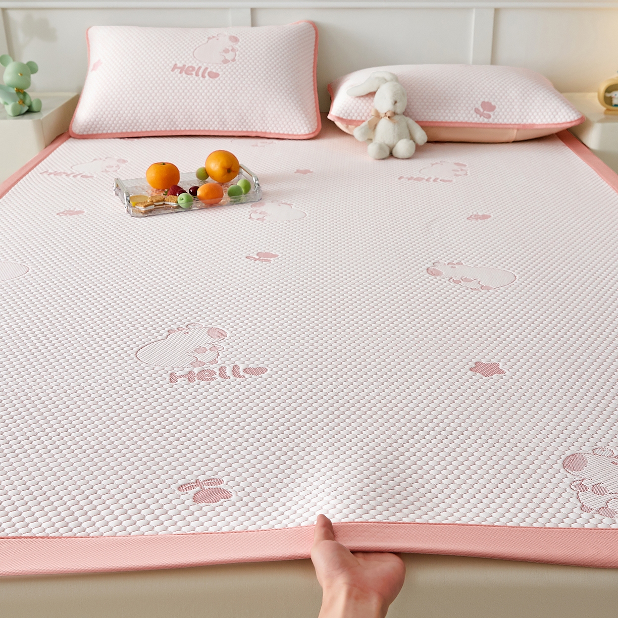 91家纺网 家纺一手货源 找家纺 奇丝雅 2026新款夏季A类冰豆豆凉席冰丝凉席家用冰丝席可机洗水洗单人学生宿舍上下铺寝室 卡皮巴拉-粉