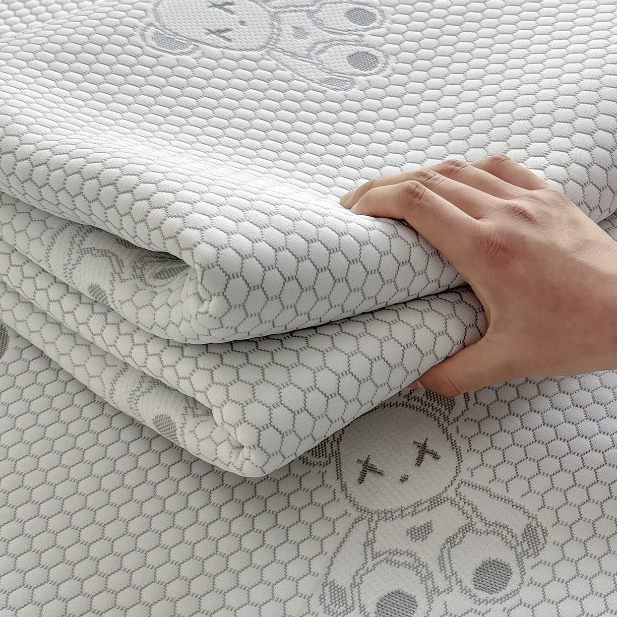 91家纺网 家纺一手货源 找家纺 奇丝雅 2026新款夏季A类冰豆豆凉席冰丝凉席家用冰丝席可机洗水洗单人学生宿舍上下铺寝室 抱抱熊-灰