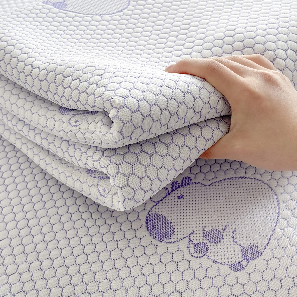 91家纺网 家纺一手货源 找家纺 奇丝雅 2026新款夏季A类冰豆豆凉席冰丝凉席家用冰丝席可机洗水洗单人学生宿舍上下铺寝室 卡皮巴拉-紫