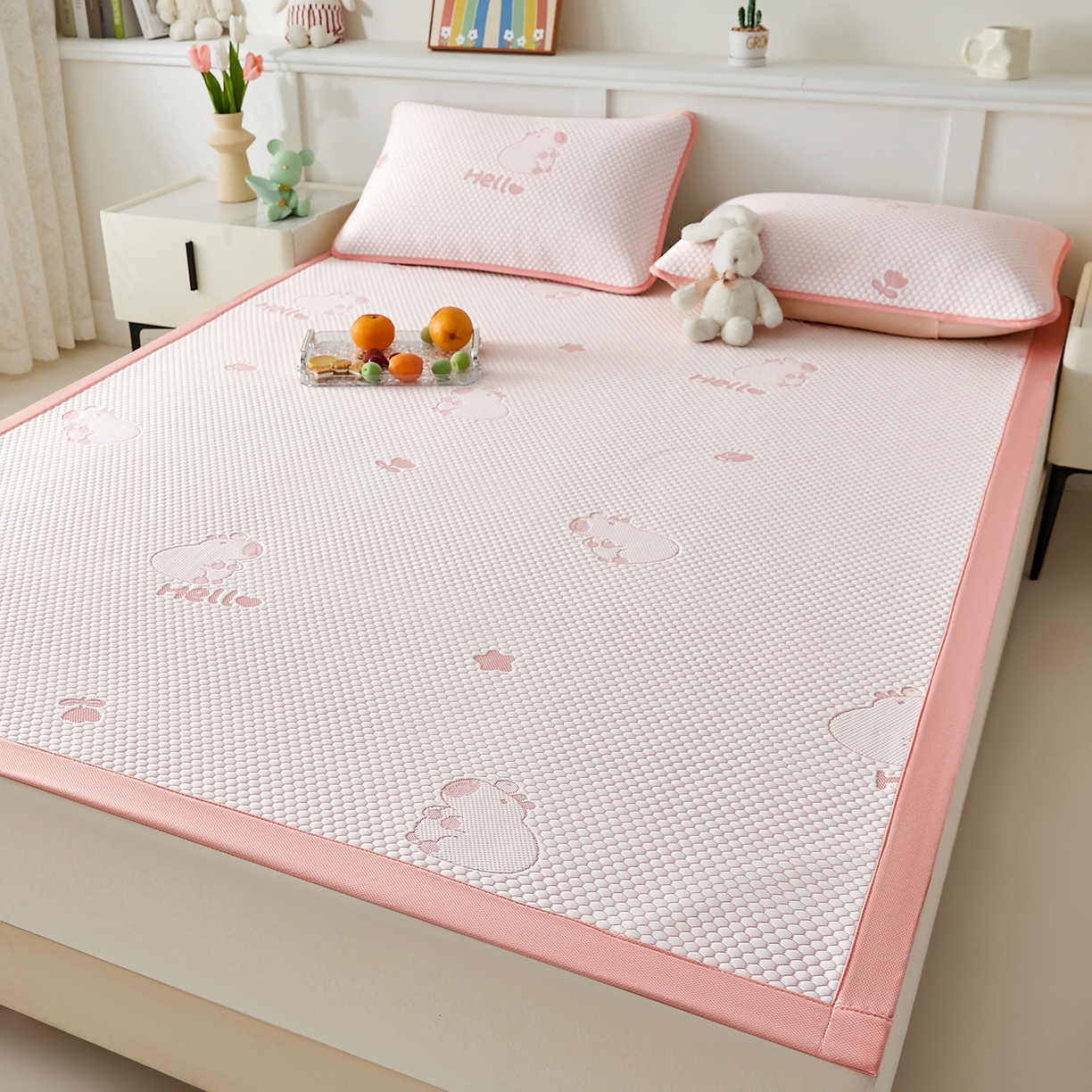 91家纺网 家纺一手货源 找家纺 奇丝雅 2026新款夏季A类冰豆豆凉席冰丝凉席家用冰丝席可机洗水洗单人学生宿舍上下铺寝室 卡皮巴拉-粉