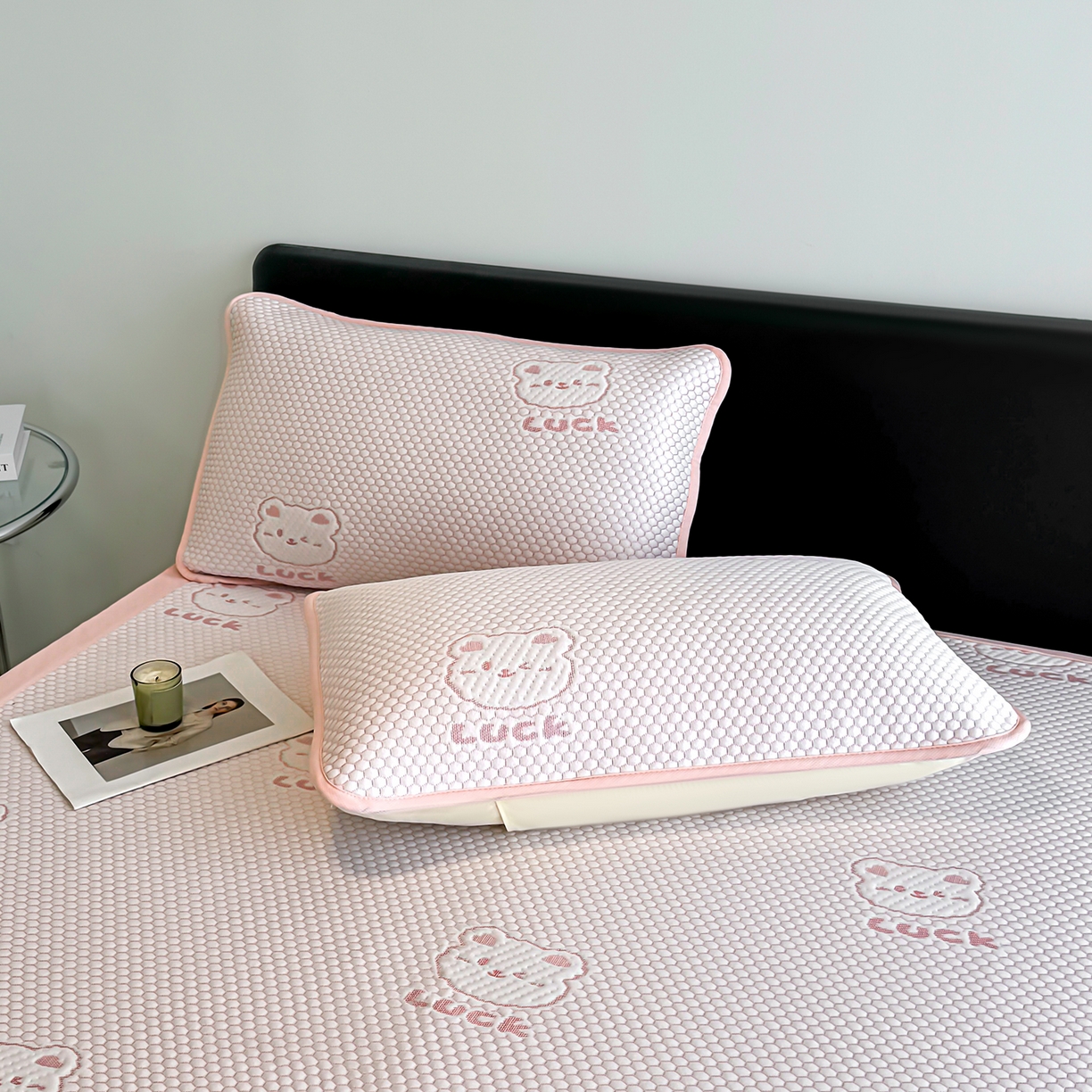 91家纺网 家纺一手货源 找家纺 奇丝雅 2026新款夏季A类冰豆豆凉席冰丝凉席家用冰丝席可机洗水洗单人学生宿舍上下铺寝室 小冰熊-粉