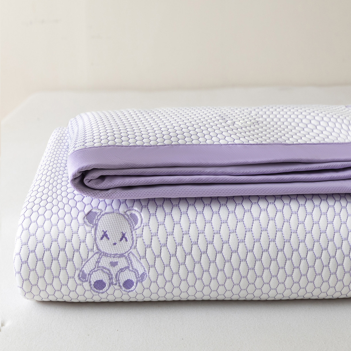 91家纺网 家纺一手货源 找家纺 奇丝雅 2026新款夏季A类冰豆豆凉席冰丝凉席家用冰丝席可机洗水洗单人学生宿舍上下铺寝室 抱抱熊-紫