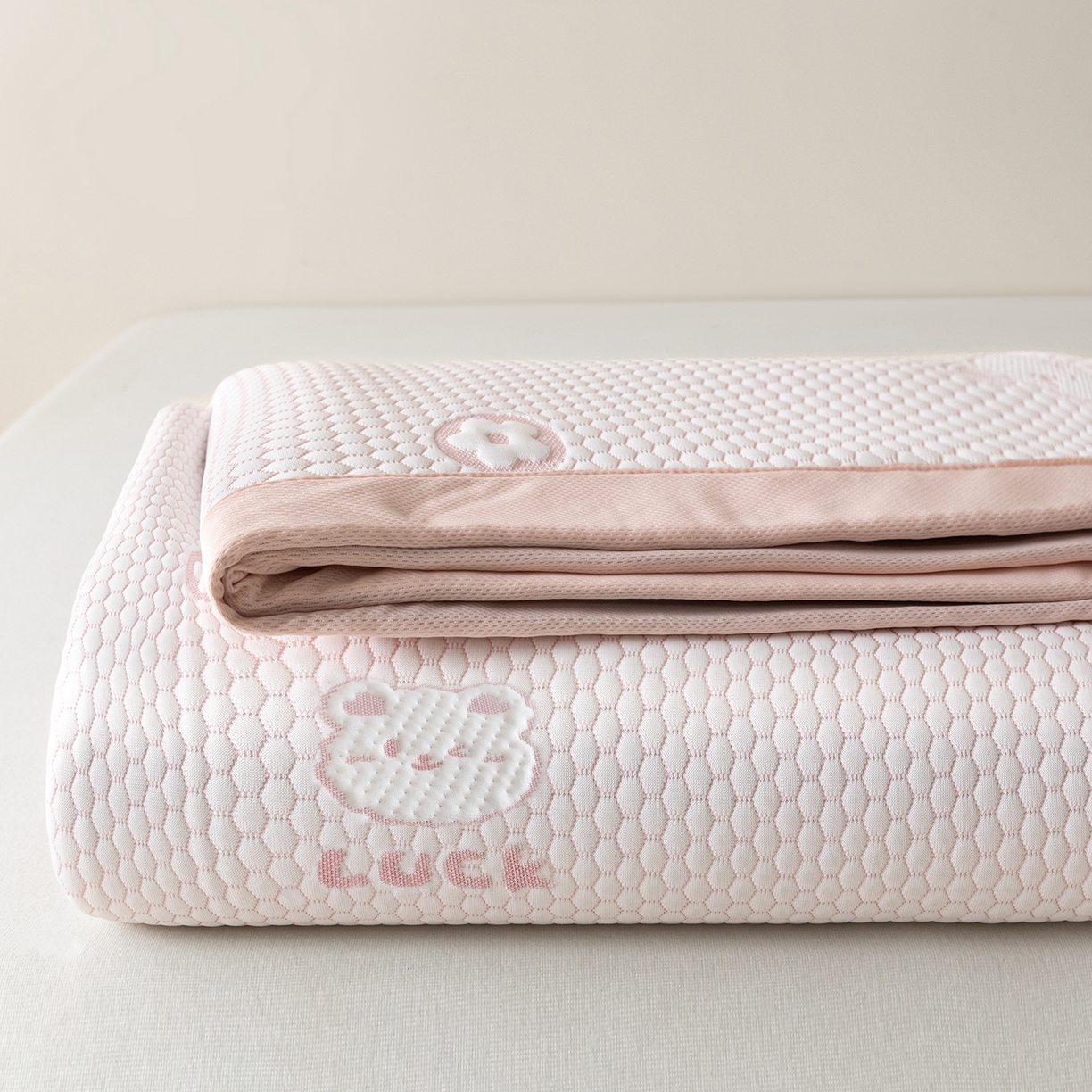 91家纺网 家纺一手货源 找家纺 奇丝雅 2026新款夏季A类冰豆豆凉席冰丝凉席家用冰丝席可机洗水洗单人学生宿舍上下铺寝室 小冰熊-粉