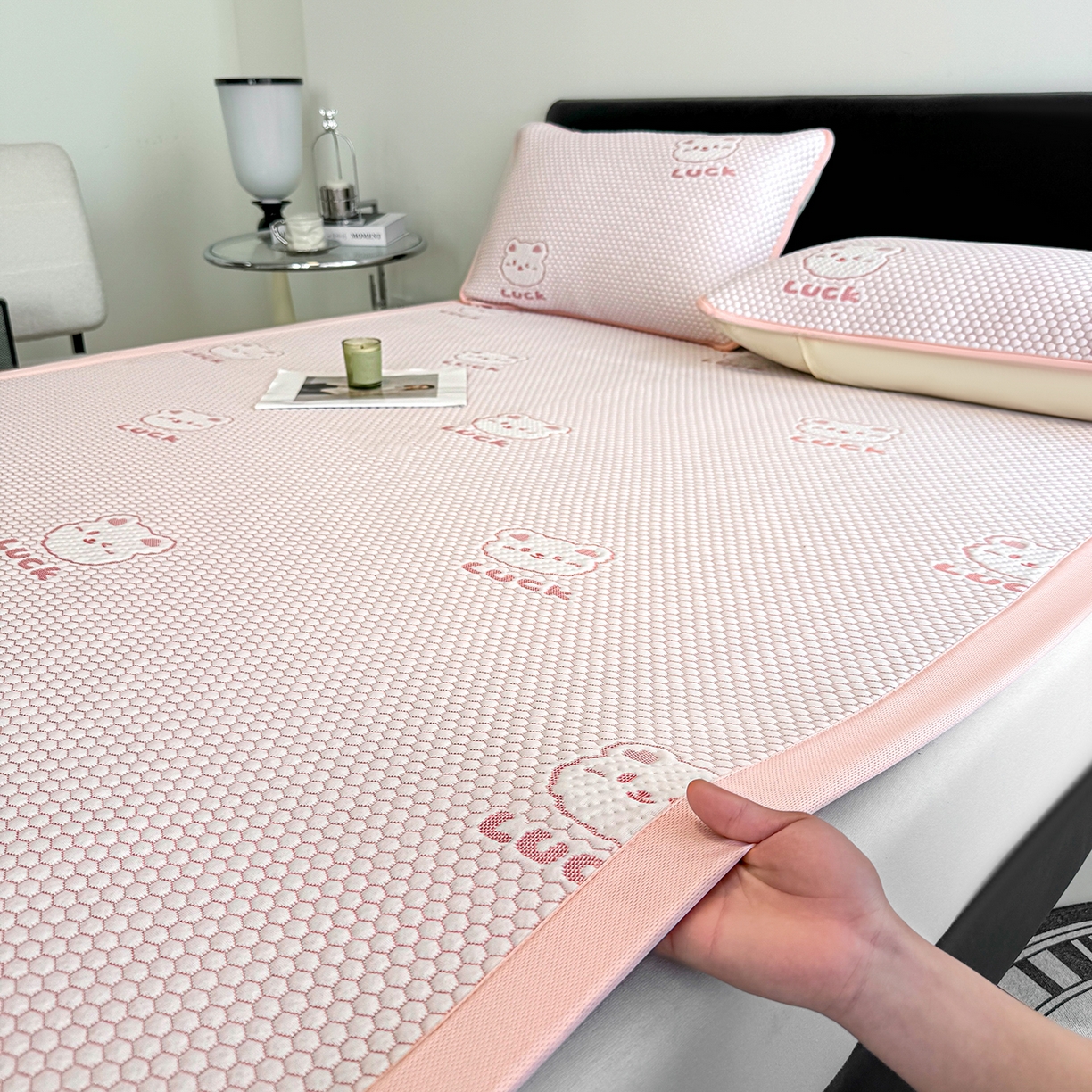 91家纺网 家纺一手货源 找家纺 奇丝雅 2026新款夏季A类冰豆豆凉席冰丝凉席家用冰丝席可机洗水洗单人学生宿舍上下铺寝室 小冰熊-粉