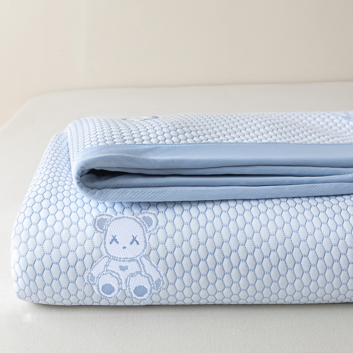 91家纺网 家纺一手货源 找家纺 奇丝雅 2026新款夏季A类冰豆豆凉席冰丝凉席家用冰丝席可机洗水洗单人学生宿舍上下铺寝室 抱抱熊-蓝