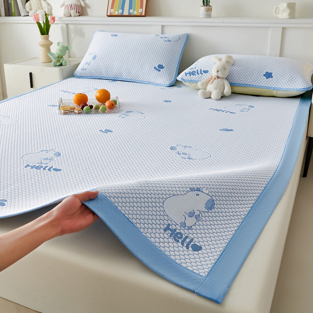 91家纺网 家纺一手货源 找家纺 奇丝雅 2026新款夏季A类冰豆豆凉席冰丝凉席家用冰丝席可机洗水洗单人学生宿舍上下铺寝室 卡皮巴拉-蓝