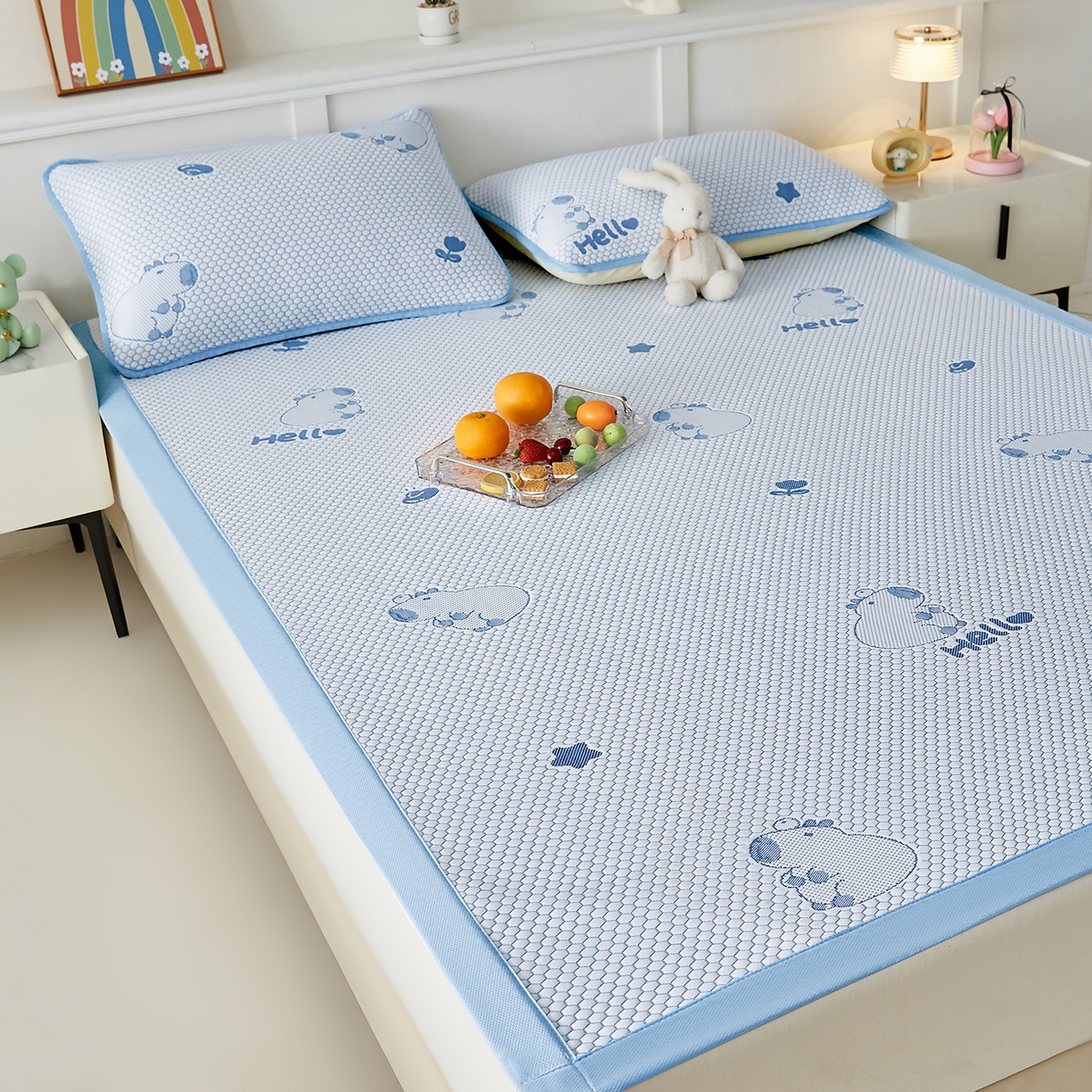 91家纺网 家纺一手货源 找家纺 奇丝雅 2026新款夏季A类冰豆豆凉席冰丝凉席家用冰丝席可机洗水洗单人学生宿舍上下铺寝室 卡皮巴拉-蓝