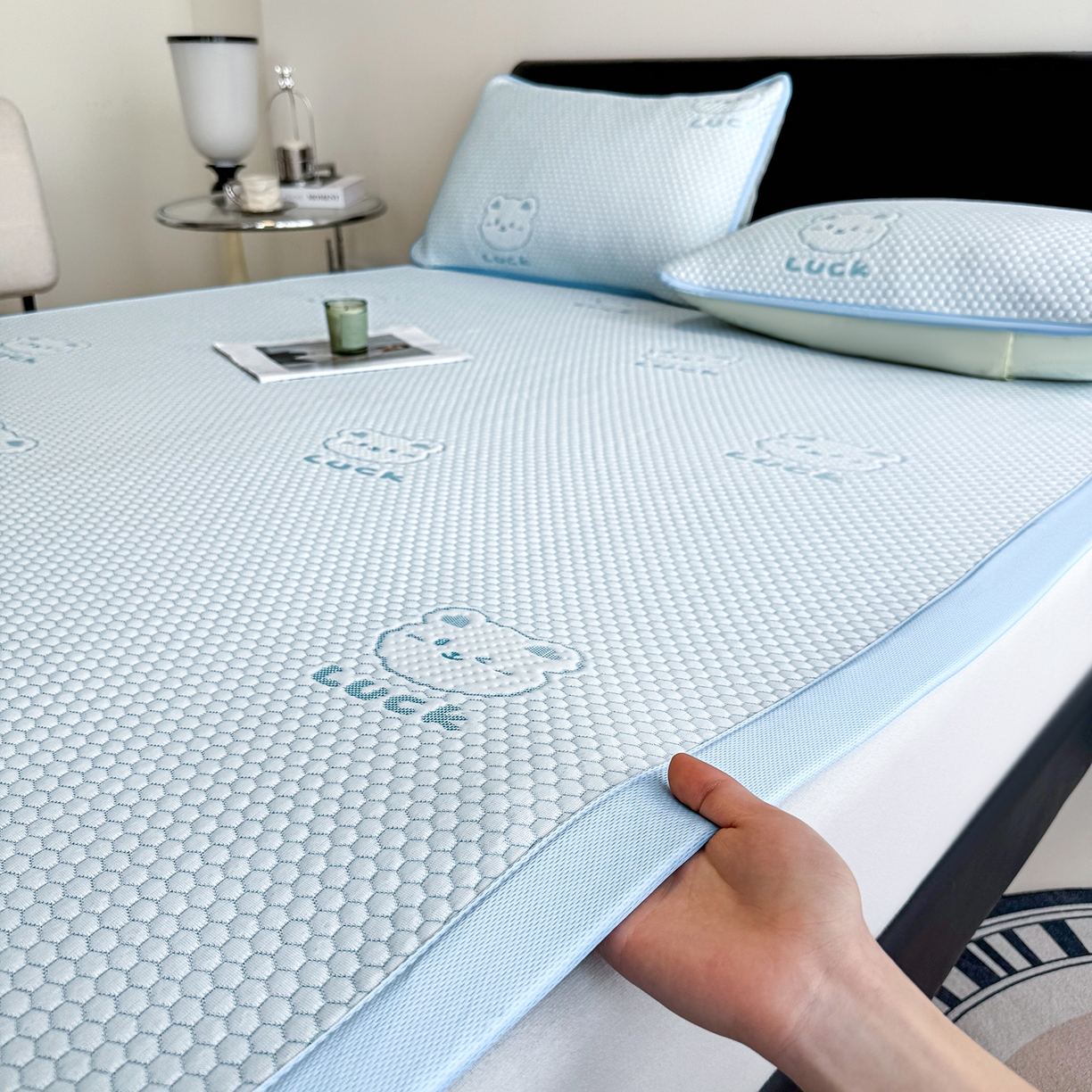 91家纺网 家纺一手货源 找家纺 奇丝雅 2026新款夏季A类冰豆豆凉席冰丝凉席家用冰丝席可机洗水洗单人学生宿舍上下铺寝室 小冰熊-蓝