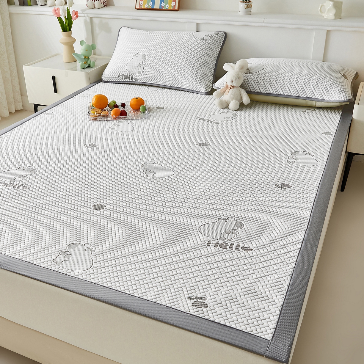 91家纺网 家纺一手货源 找家纺 奇丝雅 2026新款夏季A类冰豆豆凉席冰丝凉席家用冰丝席可机洗水洗单人学生宿舍上下铺寝室 卡皮巴拉-灰