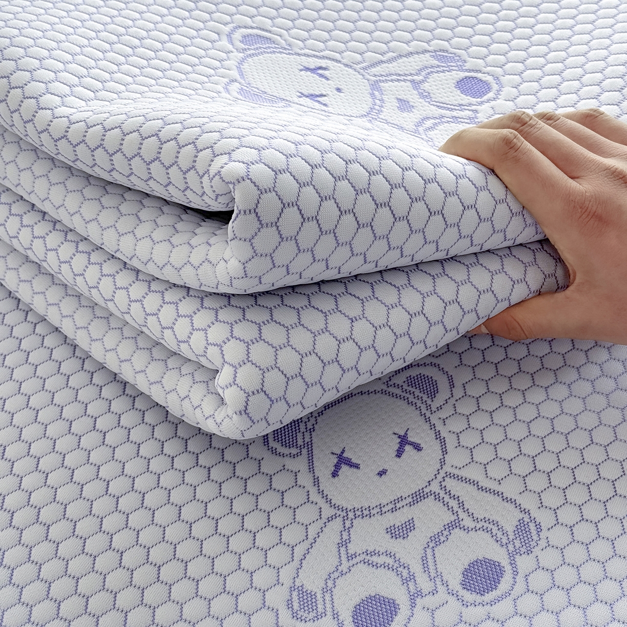 91家纺网 家纺一手货源 找家纺 奇丝雅 2026新款夏季A类冰豆豆凉席冰丝凉席家用冰丝席可机洗水洗单人学生宿舍上下铺寝室 抱抱熊-紫