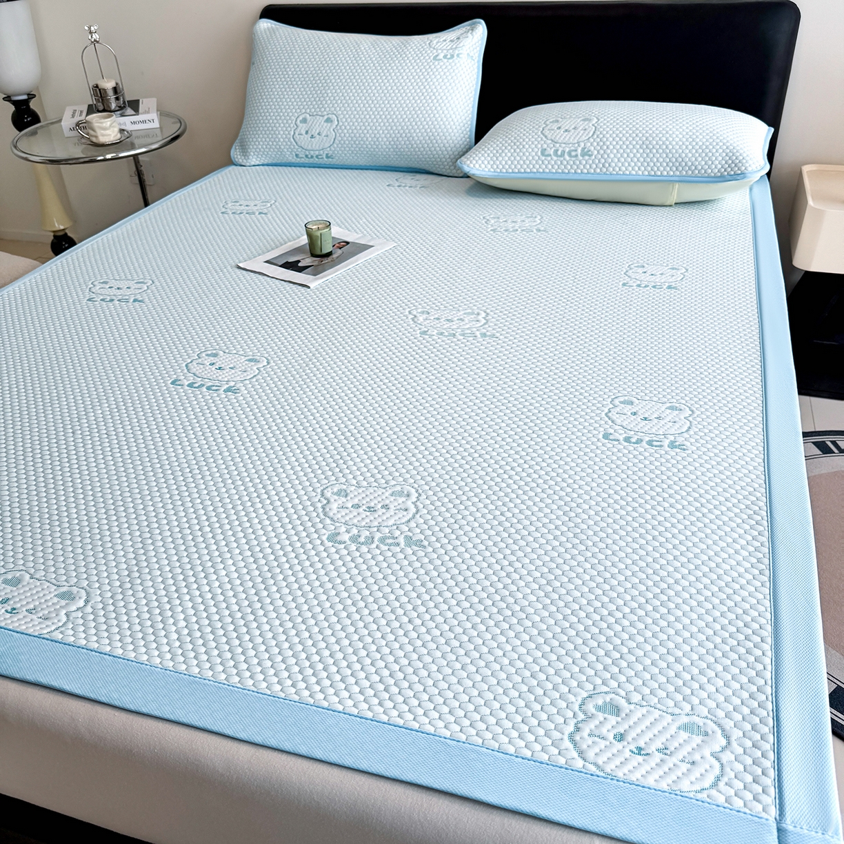 91家纺网 家纺一手货源 找家纺 奇丝雅 2026新款夏季A类冰豆豆凉席冰丝凉席家用冰丝席可机洗水洗单人学生宿舍上下铺寝室 小冰熊-蓝