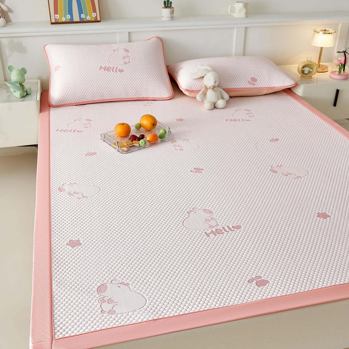 91家纺网 家纺一手货源 找家纺 奇丝雅 2026新款夏季A类冰豆豆凉席冰丝凉席家用冰丝席可机洗水洗单人学生宿舍上下铺寝室 卡皮巴拉-粉