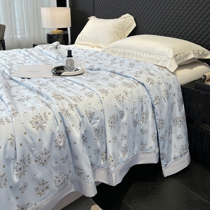 91家纺网 家纺一手货源 找家纺 薇玛仕 2026新款茶小纤60S长绒棉印花镂空款蚕丝夏凉被空调被 繁花-兰