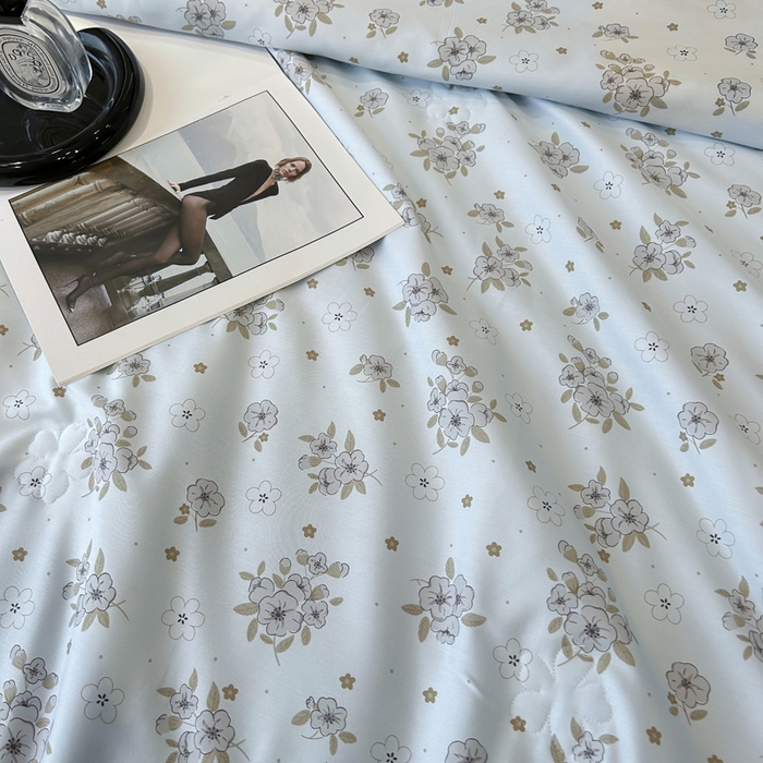 91家纺网 家纺一手货源 找家纺 薇玛仕 2026新款茶小纤60S长绒棉印花镂空款蚕丝夏凉被空调被 繁花-兰