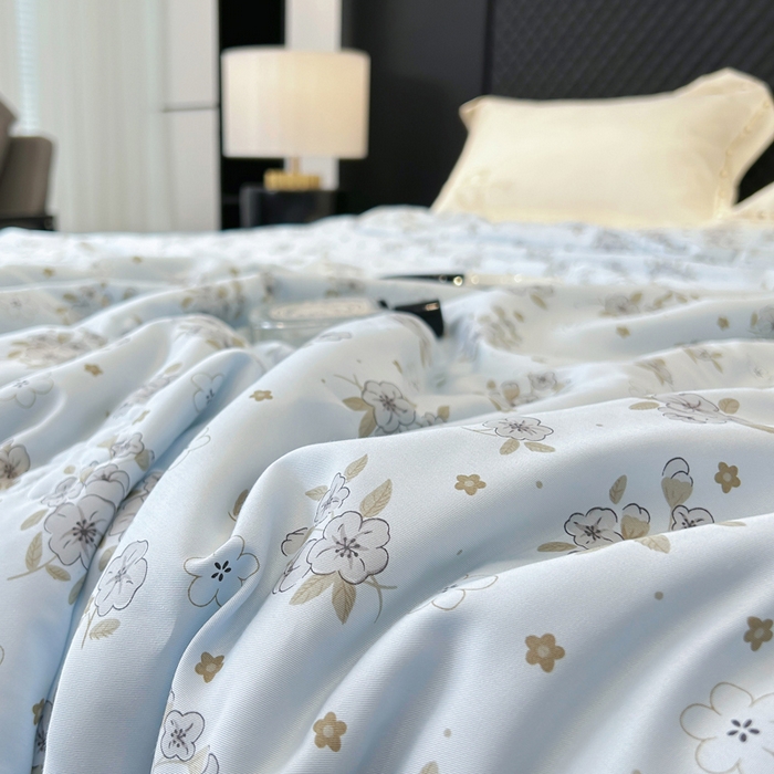 91家纺网 家纺一手货源 找家纺 薇玛仕 2026新款茶小纤60S长绒棉印花镂空款蚕丝夏凉被空调被 繁花-兰