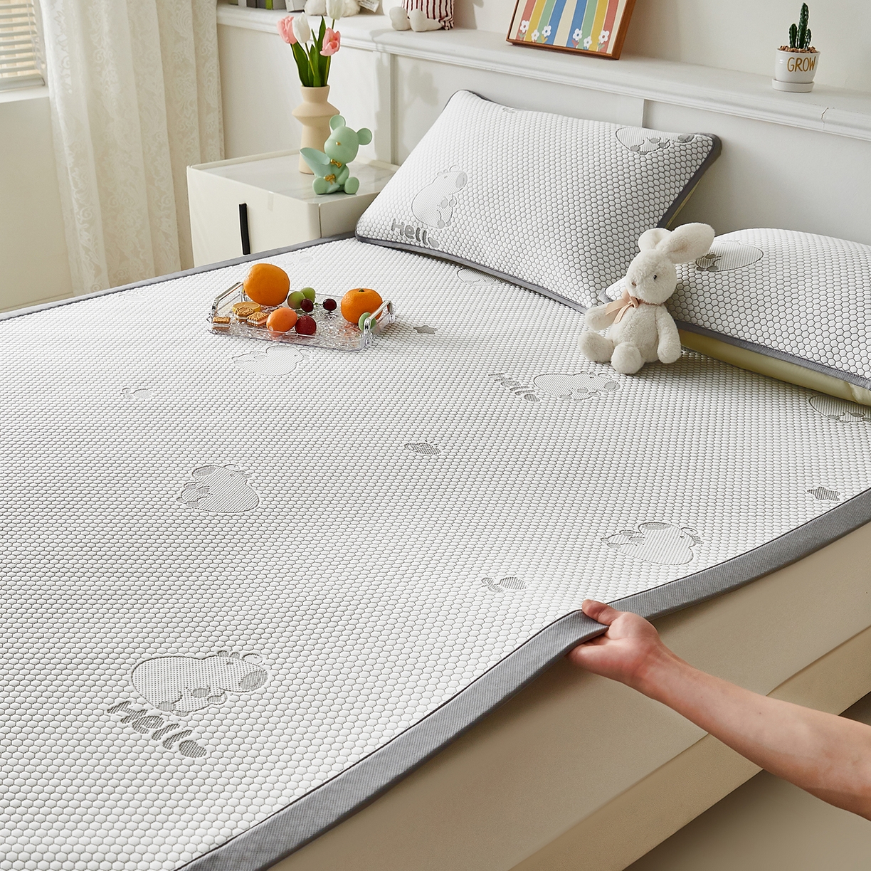 91家纺网 家纺一手货源 找家纺 奇丝雅 2026新款夏季A类冰豆豆凉席冰丝凉席家用冰丝席可机洗水洗单人学生宿舍上下铺寝室 卡皮巴拉-灰