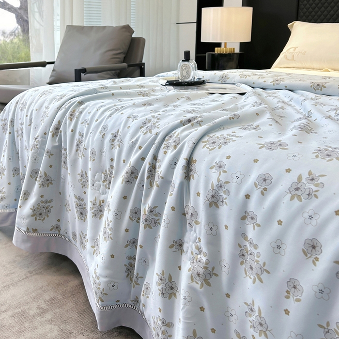 91家纺网 家纺一手货源 找家纺 薇玛仕 2026新款茶小纤60S长绒棉印花镂空款蚕丝夏凉被空调被 繁花-兰