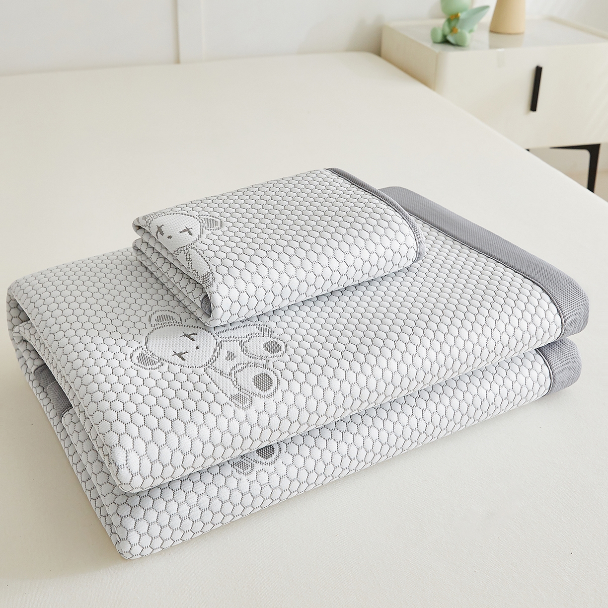 91家纺网 家纺一手货源 找家纺 奇丝雅 2026新款夏季A类冰豆豆凉席冰丝凉席家用冰丝席可机洗水洗单人学生宿舍上下铺寝室 抱抱熊-灰