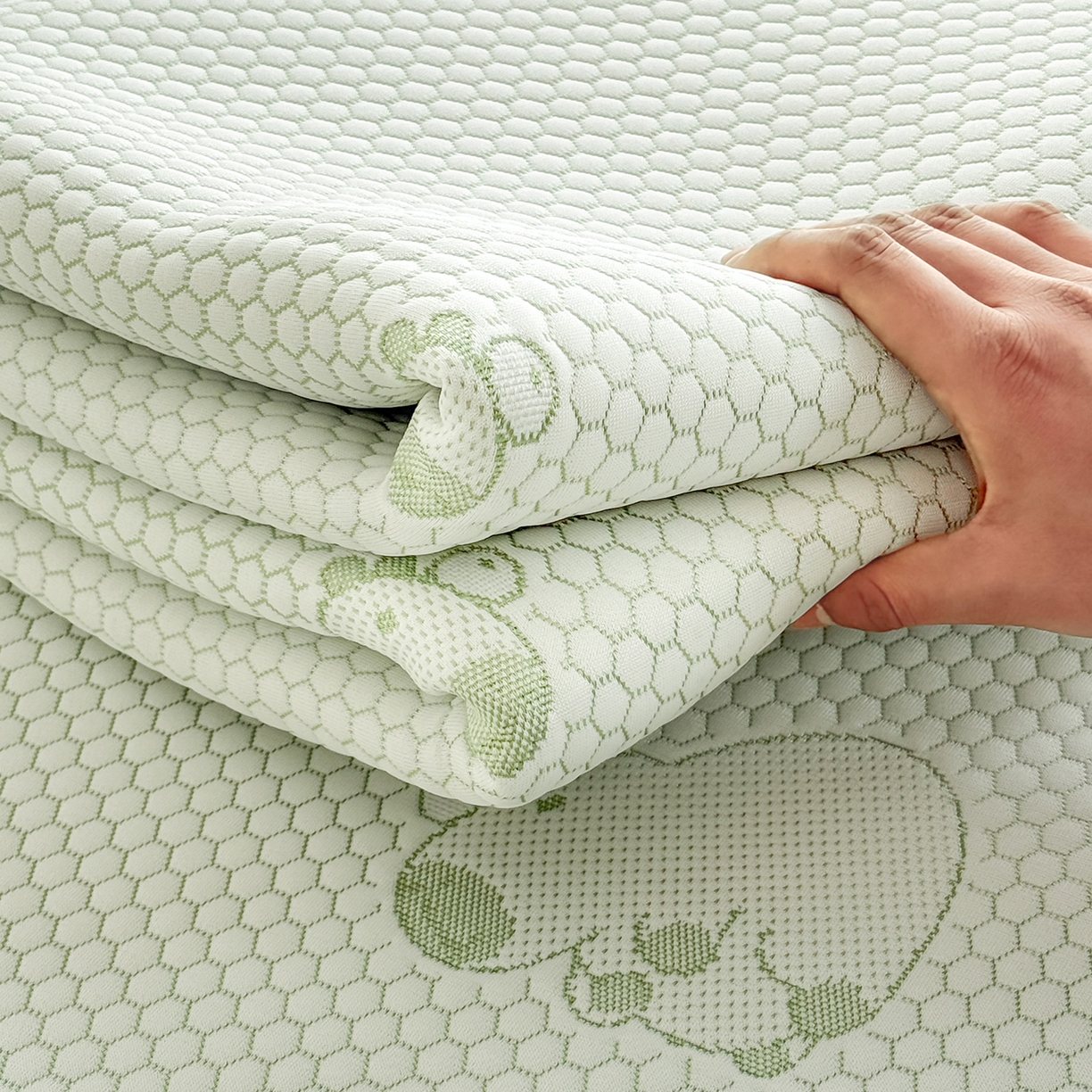 91家纺网 家纺一手货源 找家纺 奇丝雅 2026新款夏季A类冰豆豆凉席冰丝凉席家用冰丝席可机洗水洗单人学生宿舍上下铺寝室 卡皮巴拉-绿