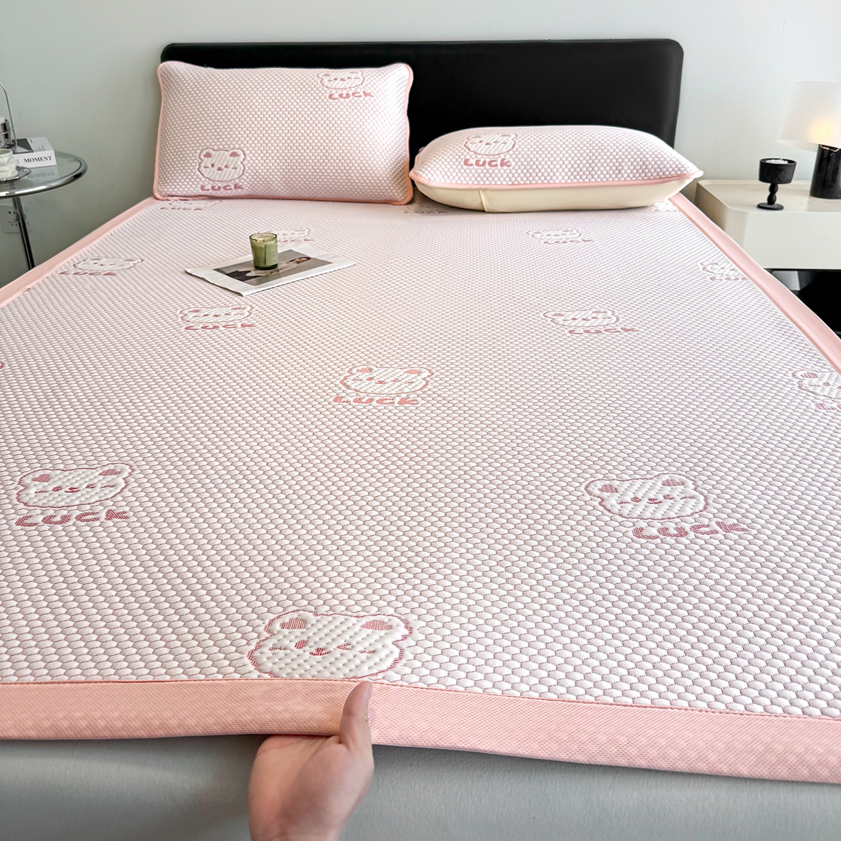 91家纺网 家纺一手货源 找家纺 奇丝雅 2026新款夏季A类冰豆豆凉席冰丝凉席家用冰丝席可机洗水洗单人学生宿舍上下铺寝室 小冰熊-粉