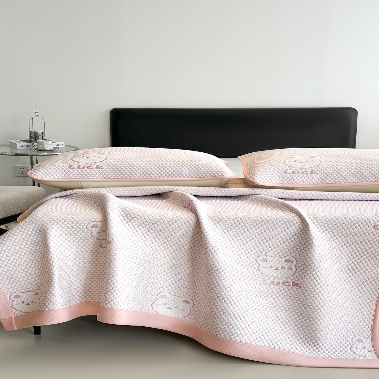 91家纺网 家纺一手货源 找家纺 奇丝雅 2026新款夏季A类冰豆豆凉席冰丝凉席家用冰丝席可机洗水洗单人学生宿舍上下铺寝室 小冰熊-粉