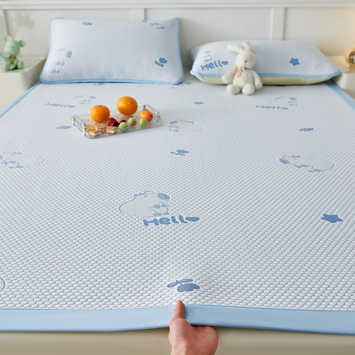 91家纺网 家纺一手货源 找家纺 奇丝雅 2026新款夏季A类冰豆豆凉席冰丝凉席家用冰丝席可机洗水洗单人学生宿舍上下铺寝室 卡皮巴拉-蓝