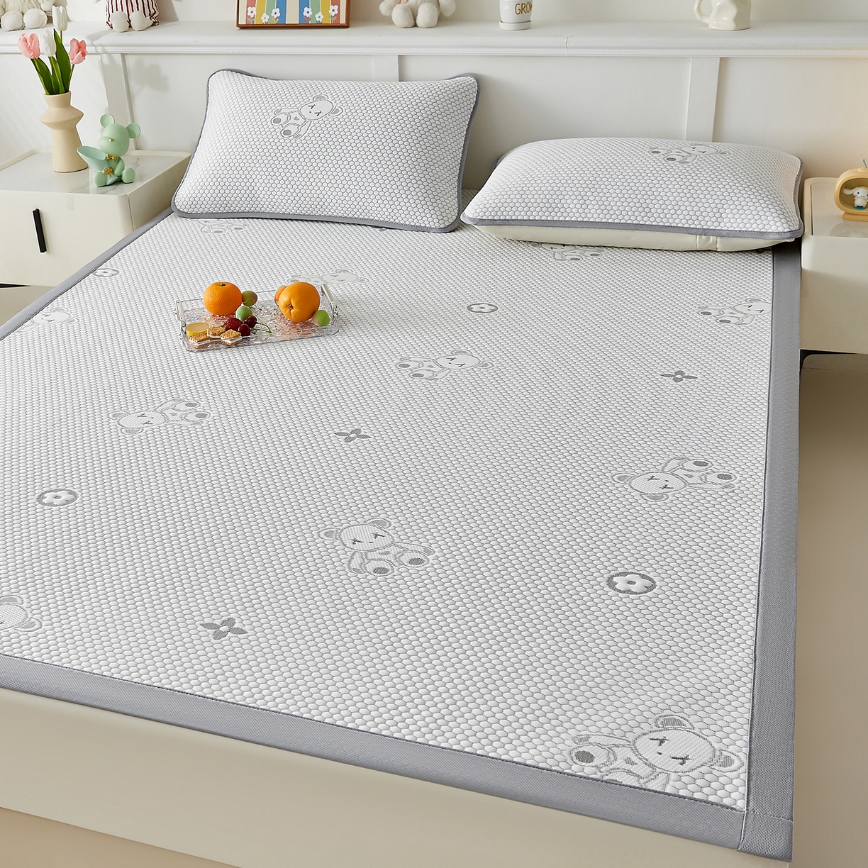 91家纺网 家纺一手货源 找家纺 奇丝雅 2026新款夏季A类冰豆豆凉席冰丝凉席家用冰丝席可机洗水洗单人学生宿舍上下铺寝室 抱抱熊-灰