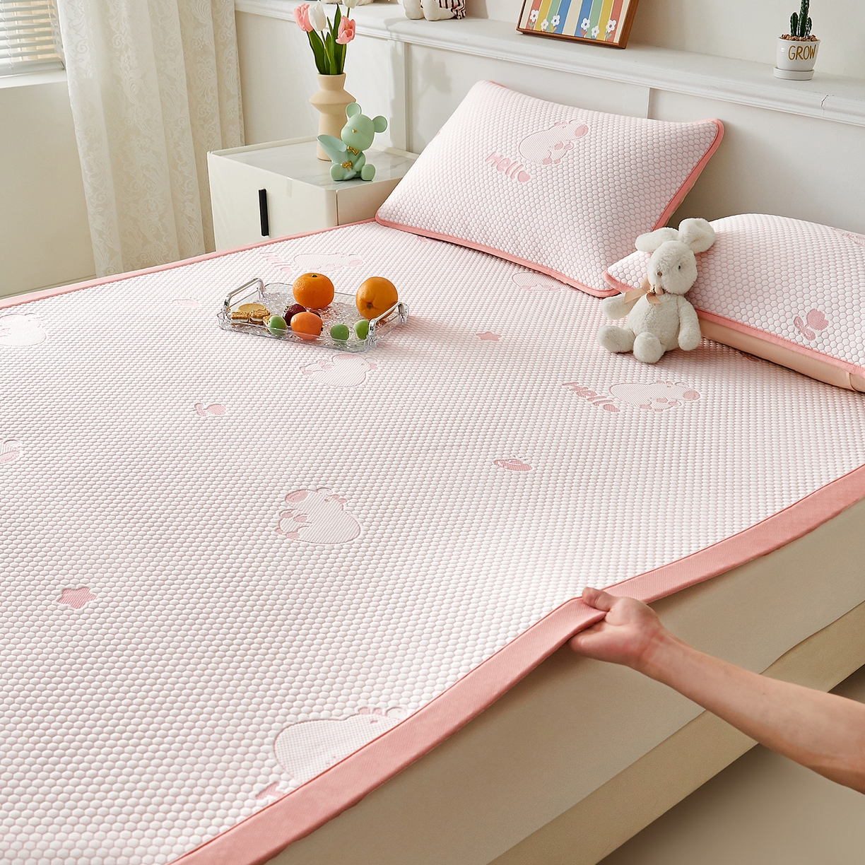 91家纺网 家纺一手货源 找家纺 奇丝雅 2026新款夏季A类冰豆豆凉席冰丝凉席家用冰丝席可机洗水洗单人学生宿舍上下铺寝室 卡皮巴拉-粉