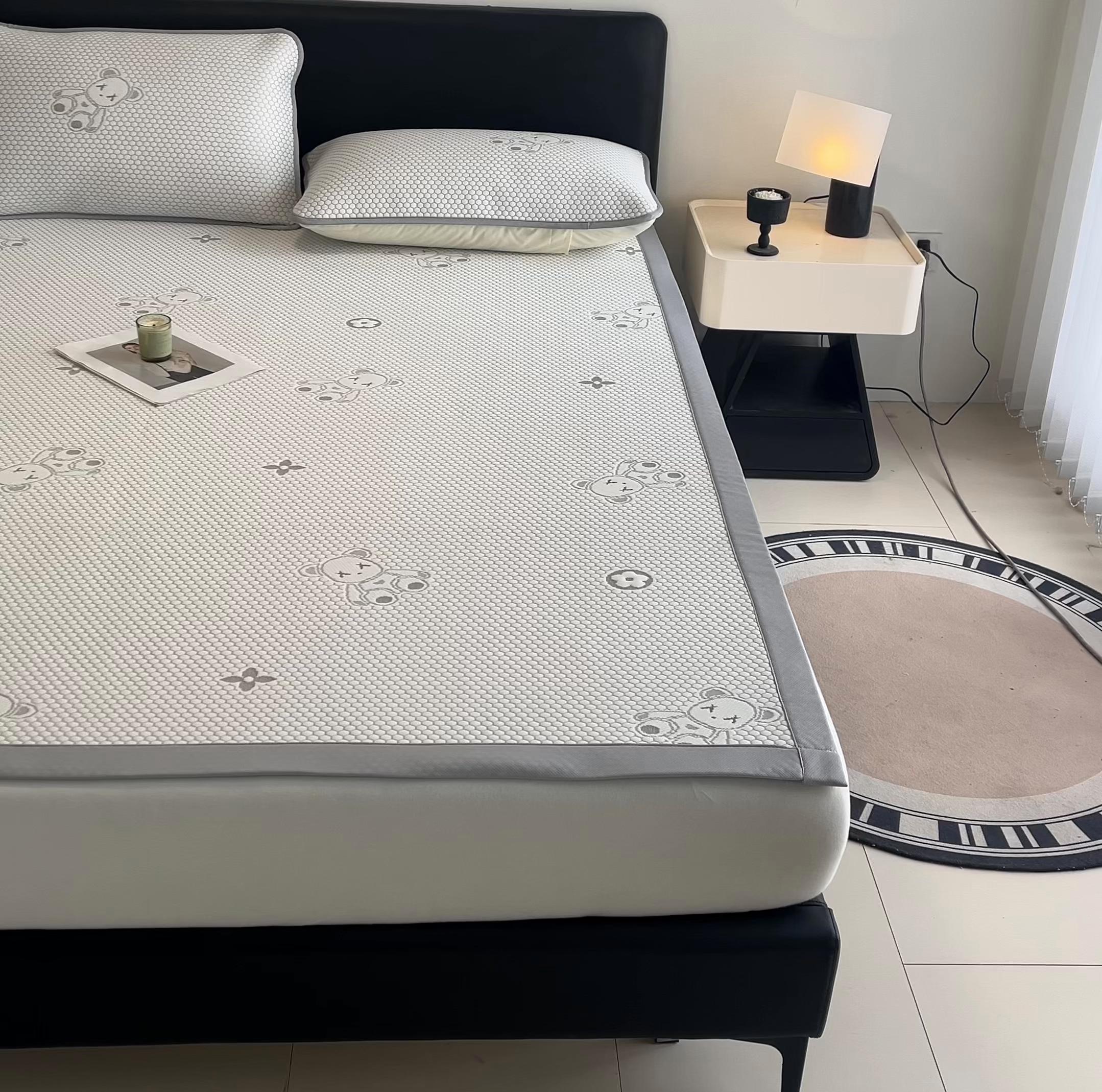 91家纺网 家纺一手货源 找家纺 奇丝雅 2026新款夏季A类冰豆豆凉席冰丝凉席家用冰丝席可机洗水洗单人学生宿舍上下铺寝室 抱抱熊-灰