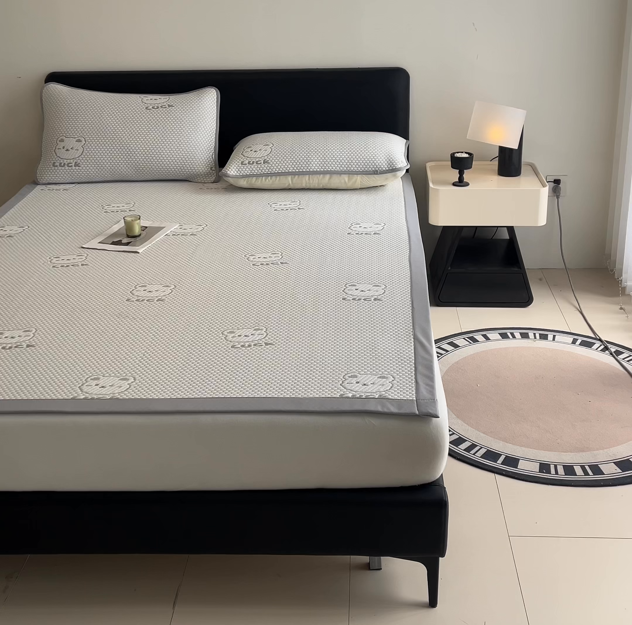 91家纺网 家纺一手货源 找家纺 奇丝雅 2026新款夏季A类冰豆豆凉席冰丝凉席家用冰丝席可机洗水洗单人学生宿舍上下铺寝室 小冰熊-灰