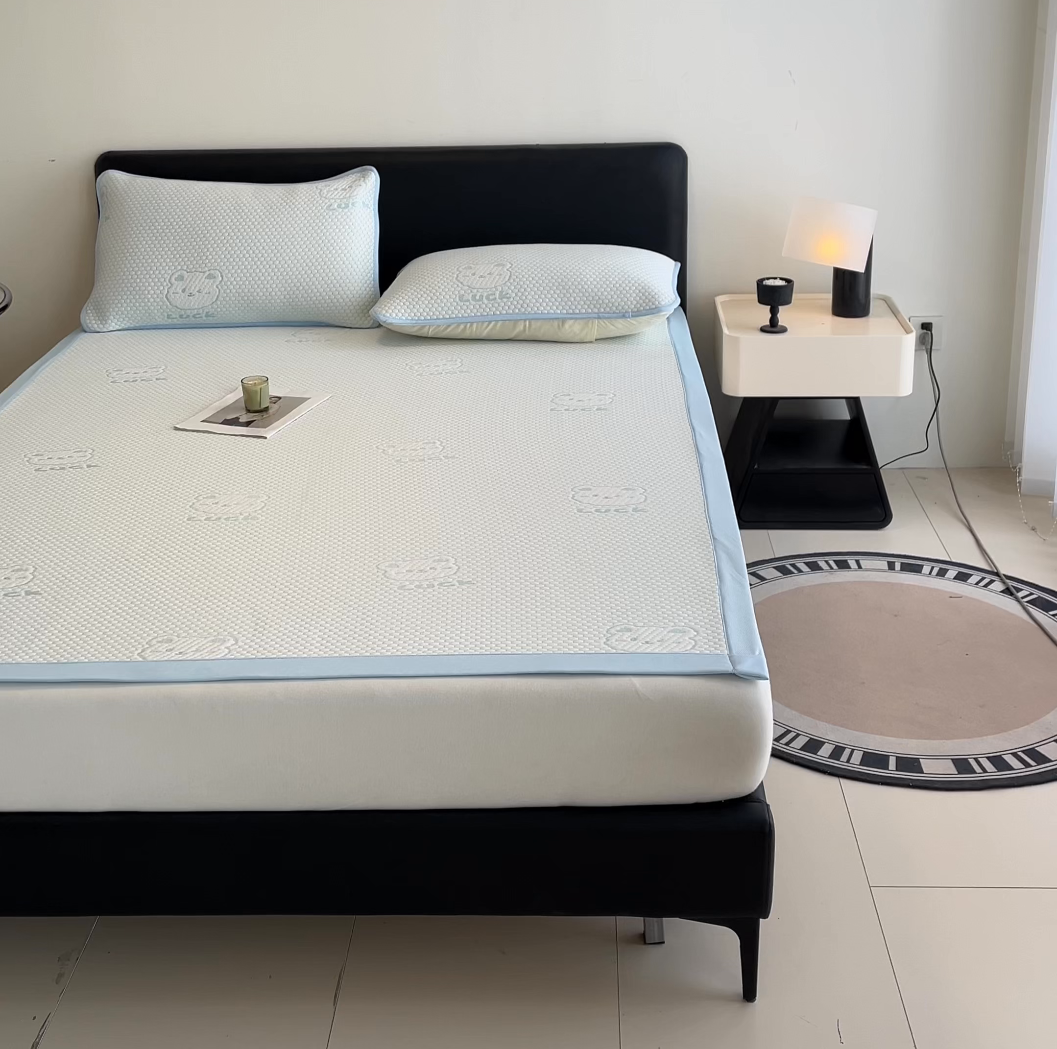 91家纺网 家纺一手货源 找家纺 奇丝雅 2026新款夏季A类冰豆豆凉席冰丝凉席家用冰丝席可机洗水洗单人学生宿舍上下铺寝室 小冰熊-蓝