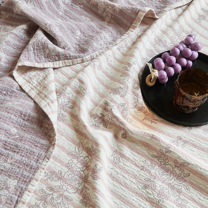 91家纺网 家纺一手货源 找家纺 沐瑟家纺 2026新款床盖三件套 线条玫瑰-粉