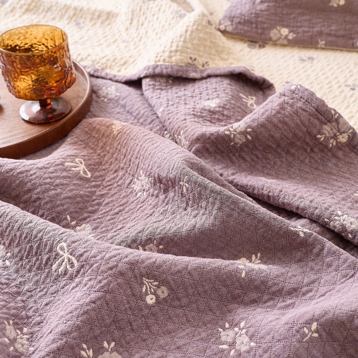 91家纺网 家纺一手货源 找家纺 沐瑟家纺 2026新款床盖三件套 小蔷薇-灰紫