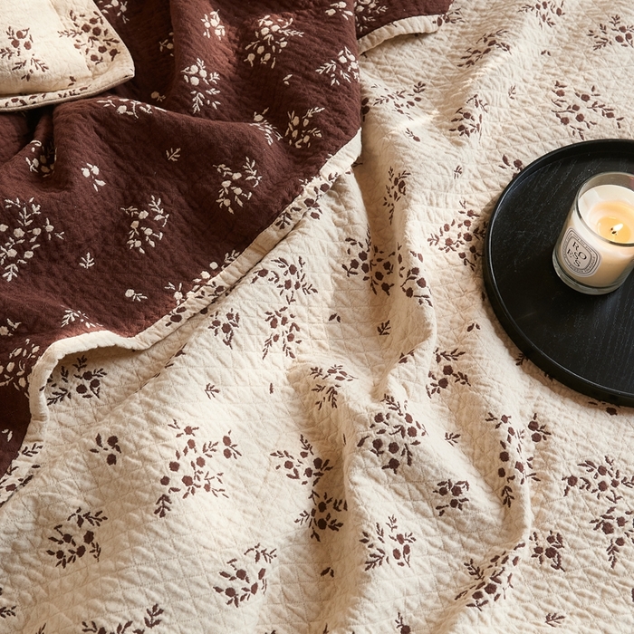 91家纺网 家纺一手货源 找家纺 沐瑟家纺 2026新款床盖三件套 小碎花-咖色