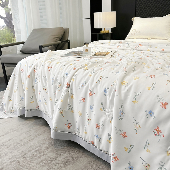 91家纺网 家纺一手货源 找家纺 薇玛仕 2026新款茶小纤60S长绒棉印花镂空款蚕丝夏凉被空调被 红袖添香-白