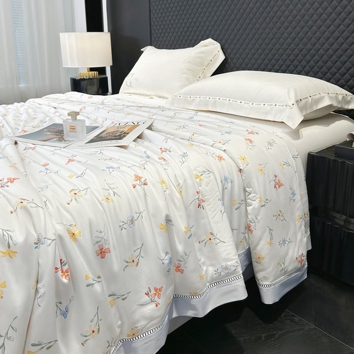 91家纺网 家纺一手货源 找家纺 薇玛仕 2026新款茶小纤60S长绒棉印花镂空款蚕丝夏凉被空调被 红袖添香-白