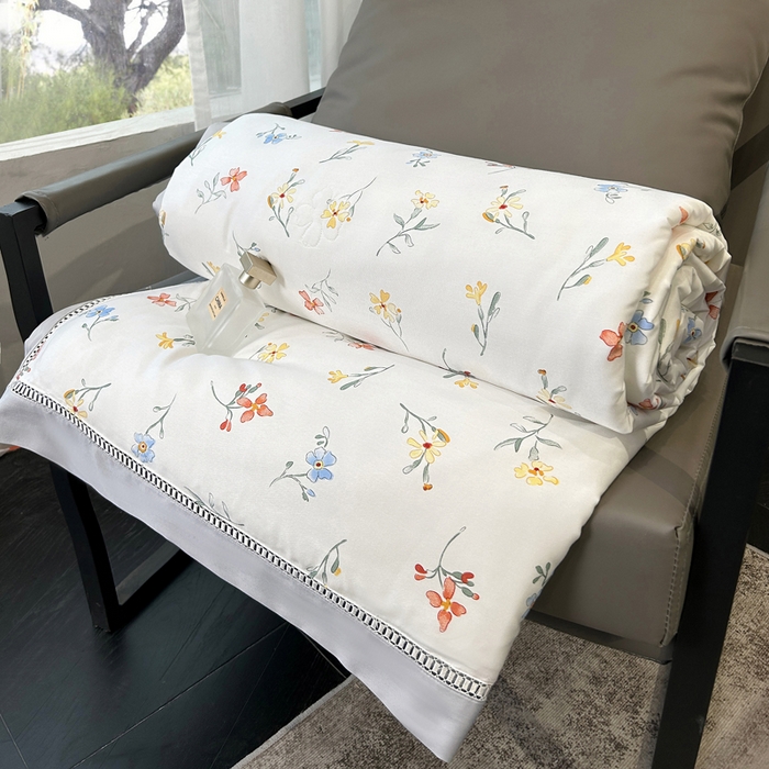 91家纺网 家纺一手货源 找家纺 薇玛仕 2026新款茶小纤60S长绒棉印花镂空款蚕丝夏凉被空调被 红袖添香-白