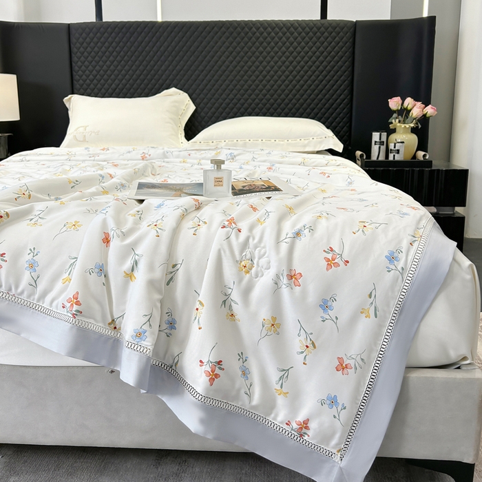 91家纺网 家纺一手货源 找家纺 薇玛仕 2026新款茶小纤60S长绒棉印花镂空款蚕丝夏凉被空调被 红袖添香-白