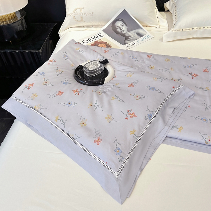 91家纺网 家纺一手货源 找家纺 薇玛仕 2026新款茶小纤60S长绒棉印花镂空款蚕丝夏凉被空调被 红袖添香-灰